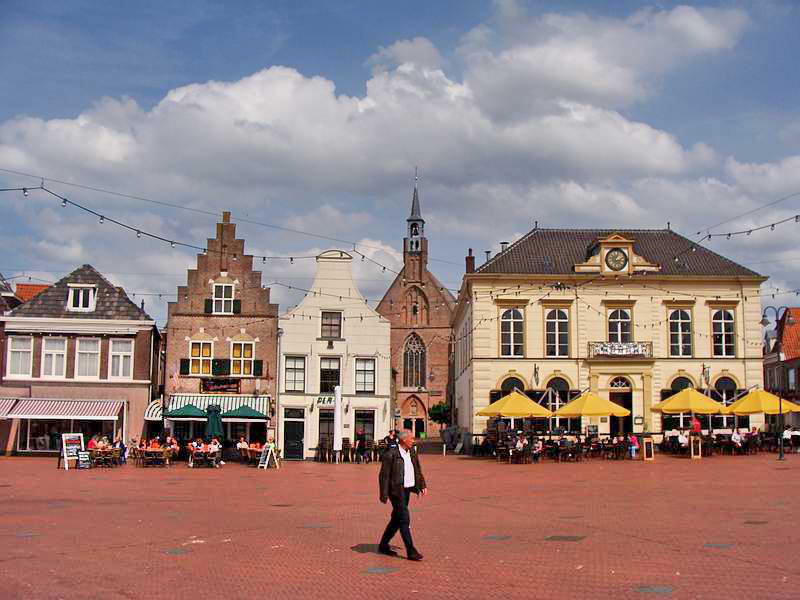 Steenwijk, midden de Kleine Kerk, gebouwd in de 15de eeuw als Onze-Lieve-Vrouwekerk, rechts Grand café 'De Rechter', 13-5-2011 Steenwijk, midden de Kleine Kerk, gebouwd in de 15de eeuw als Onze-Lieve-Vrouwekerk, rechts Grand café 'De Rechter', 13-5-2011