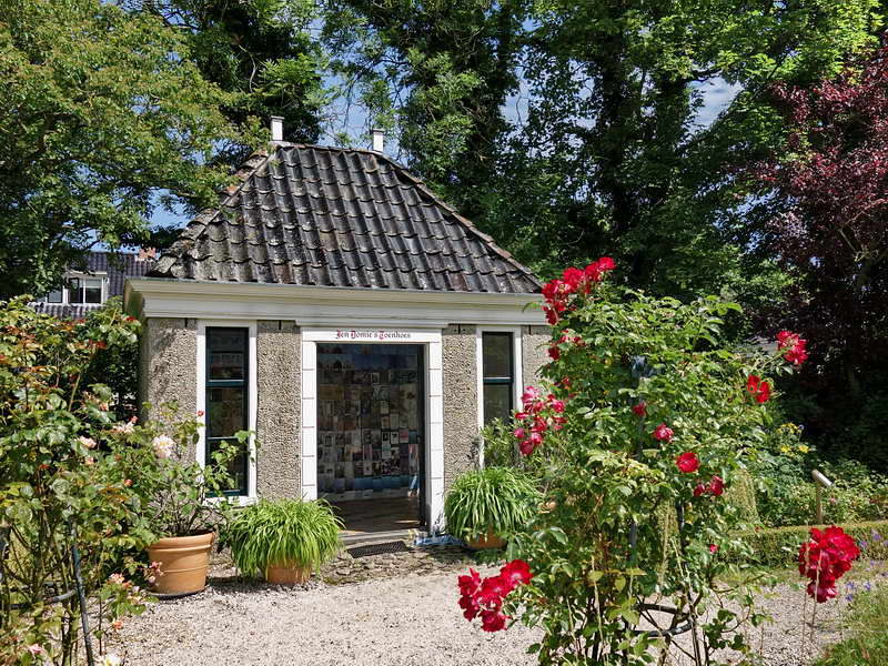 Pieterburen, Petruskerk, tuinhuis in 'Domies toen', 6-7-2017 Pieterburen, Petruskerk, tuinhuis in 'Domies toen', 6-7-2017