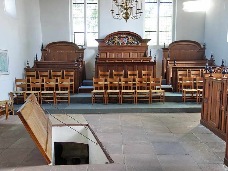 Oldehove, interieur van de Liudgerkerk met openstaande grafkelder, 9-7-2017
