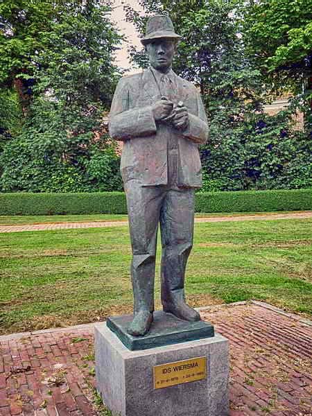 Brantgum, beeld van tekenaar Ids Wiersma, geb. 1878 in Brantgum, 19-7-2019