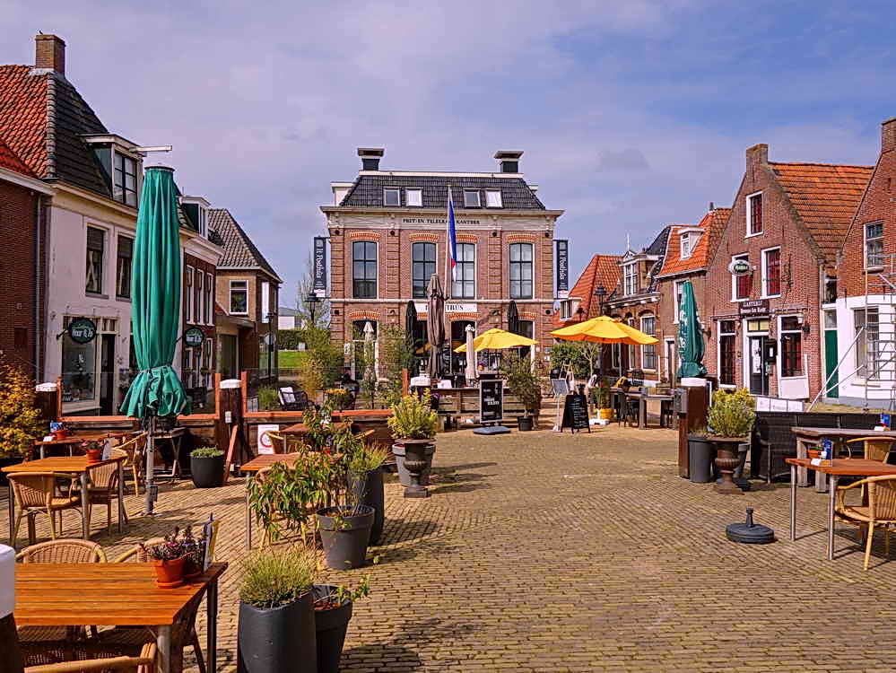 Makkum, vroeger post- en telegraafkantoor, thans restaurant, 11-5-2021 Makkum, vroeger post- en telegraafkantoor, thans restaurant, 11-5-2021