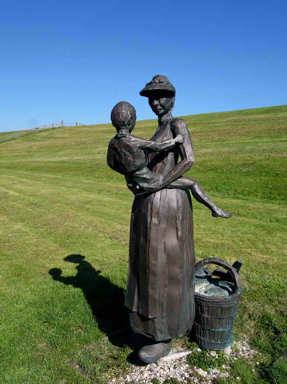 Moddergat, beeld Fiskersfrou van Hans Jouta (2008), 22-4-2022 Moddergat, beeld Fiskersfrou van Hans Jouta (2008), 22-4-2022