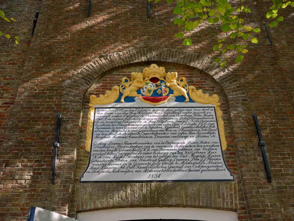 Metslawier, wapenschild boven toegang kerk, 5-10-2024 Metslawier, wapenschild boven toegang kerk, 5-10-2024