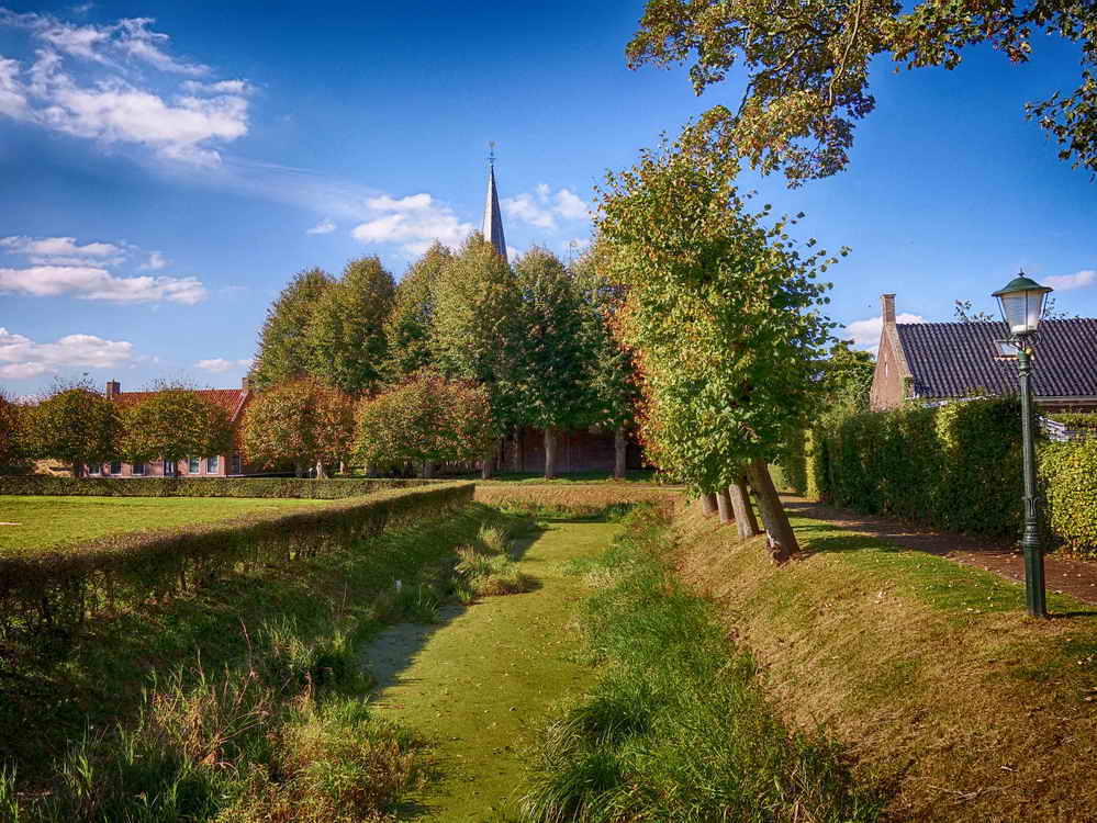 Metslawier, Dorpskerk geheel in het groen, 5-10-2024 Metslawier, Dorpskerk geheel in het groen, 5-10-2024