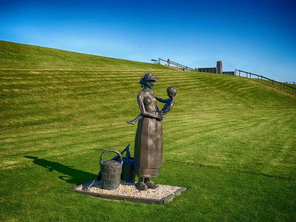 Moddergat, beeld Fiskersfrou van Hans Jouta (2008), 5-10-2024 Moddergat, beeld Fiskersfrou van Hans Jouta (2008), 5-10-2024