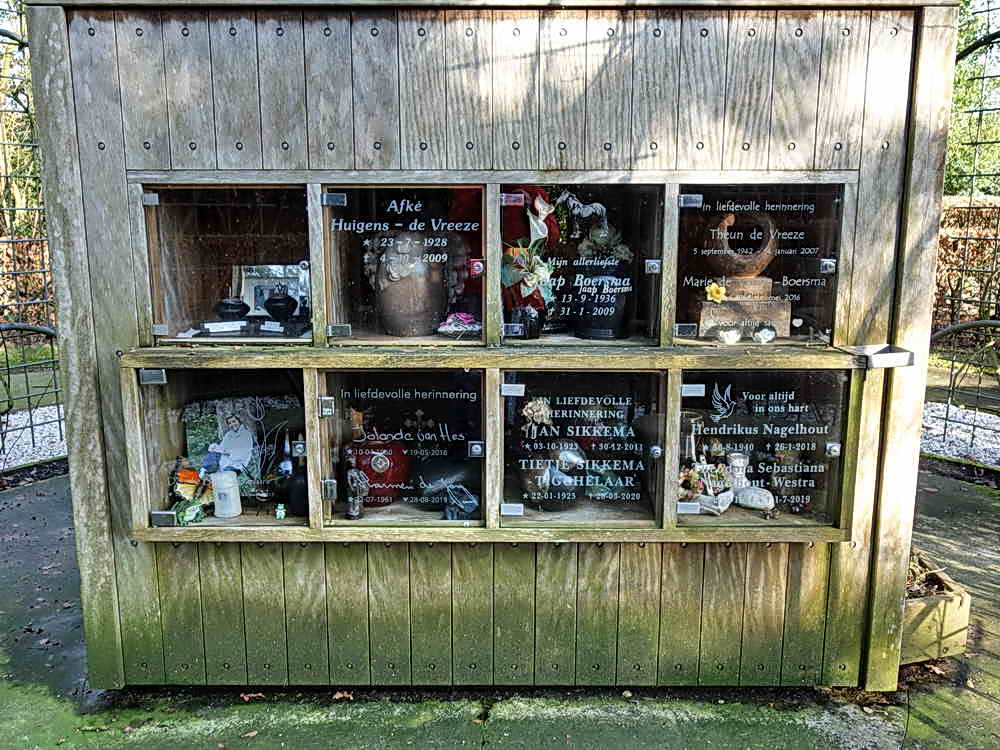 Bakhuizen, urnenplaats op kerkhof, 2-2-2025