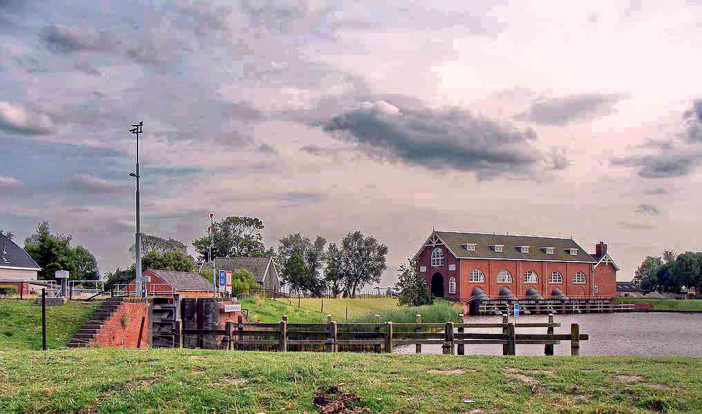 Electra, gemaal 'De Waterwolf', aan het Reitdiep (bij Lammerburen, gem. Zuidhorn), 5-7-2009