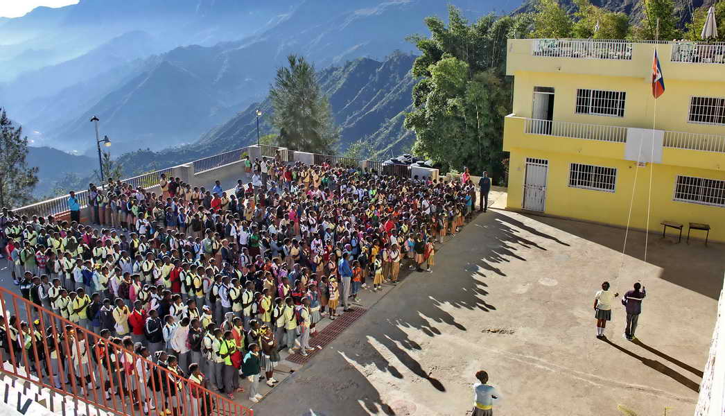 Naar School in Ha&iuml;ti, foto komt van de site van de stichting